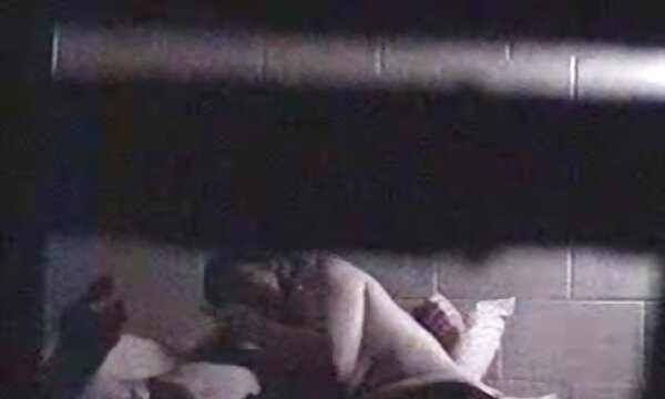 XXX Kamera tersembunyi, video hd matang, blowjob matang dengan tangan dan bekerja.
