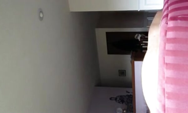 XXX Makcik panas menggoda budak lelaki dan ibu di hotel lucah.