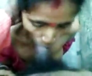 Pembantu rumah India menghisap zakar tuannya yang matang semasa seks di rumah.