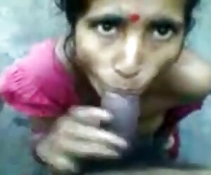 Pembantu rumah India menghisap zakar tuannya yang matang semasa seks di rumah.