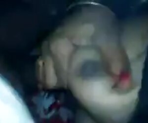 Makcik India yang seksi membenarkan wanita Mexico yang matang meniduri batang pasangannya.