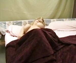 Sangat berbulu milf penumbuk lama lesbian video dalam dia pantat.
