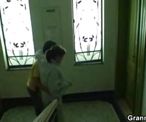 Jalang tua adalah seorang penyedut ayam yang mendapat fucked oleh wanita tua bercinta dengan orang yang tidak dikenali miang.