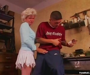 Video seks nenek panas, wanita Effie suka dubur.