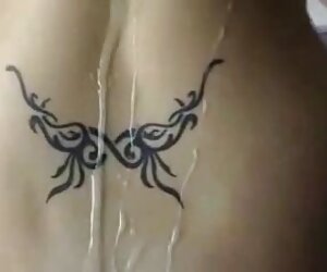 Beban yang bagus di pantatnya dan di belakangnya. Video wanita matang.