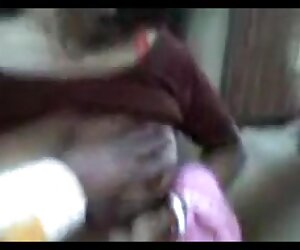 Desi makcik dalam saree buah dada menekan matang pussy dalam pakaian dalam xxx jari oleh jiran.
