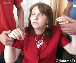 Dua amatur Sepanyol matang mengambil ayam pejabat segar untuk nenek.