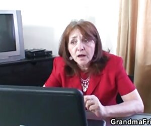 Dua amatur Sepanyol matang mengambil ayam pejabat segar untuk nenek.