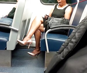 Wanita hitam matang dengan kaki dan tumit seksi, nenek matang bebas, milf tinggi.