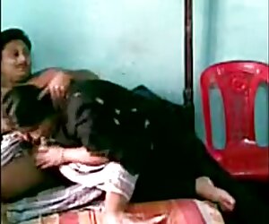 Budak India cuba untuk berseronok dengan kekasihnya dengan menonton video percuma nenek meniduri makcik rahsia dengan tetek besar.