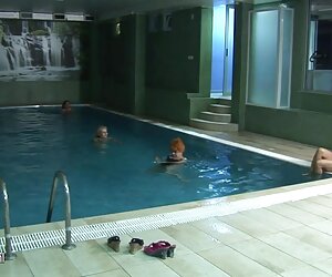 Wanita matang berehat di sauna, video wanita matang.