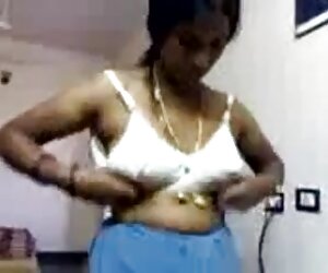 Makcik Telugu daripada Video Lesbian Matang India Selatan Menunjukkan Payudaranya kepada Pelanggan.