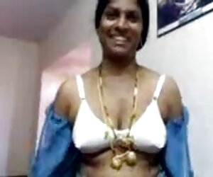 Makcik Telugu daripada Video Lesbian Matang India Selatan Menunjukkan Payudaranya kepada Pelanggan.