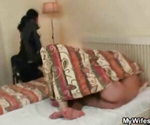 Kotor 60 tahun tua matang nenek memberikan blowjob manakala anak dalam undang-undang menunggang zakar teman lelakinya.