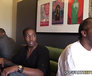Memaksa pussy cougarnya untuk menonton video xxx matang ditumbuk oleh lelaki kulit hitam.