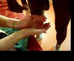Seorang anak lelaki yang matang mendera ibunya yang sedang tidur.