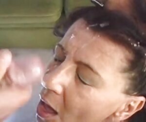 Milf muda fucked dan merangkap pada ibu dan anak-anak muka dari lembu jantan.