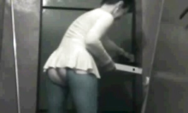 XXX penghantaran wanita melancap tanpa dasar matang dan pizza 2.