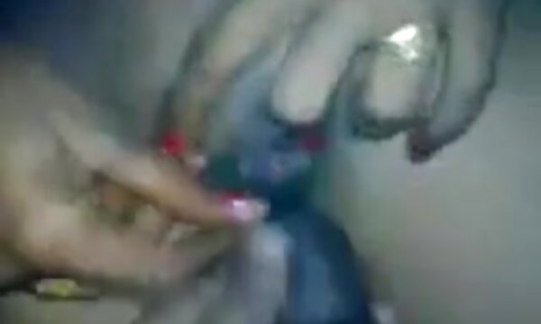XXX Makcik India yang seksi membenarkan wanita Mexico yang matang meniduri batang pasangannya.