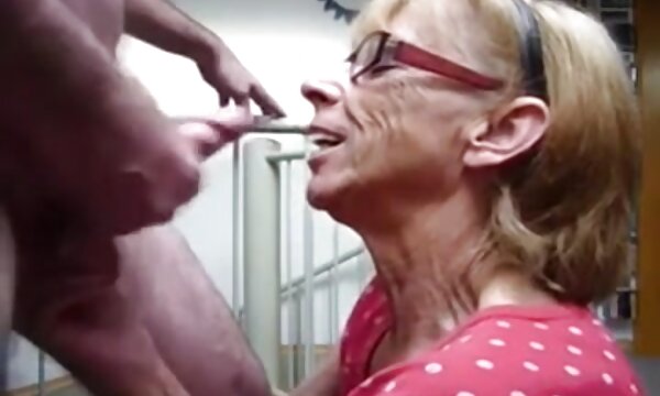 XXX Nenek lapar lebih dari empat puluh, telanjang untuk merangkap.