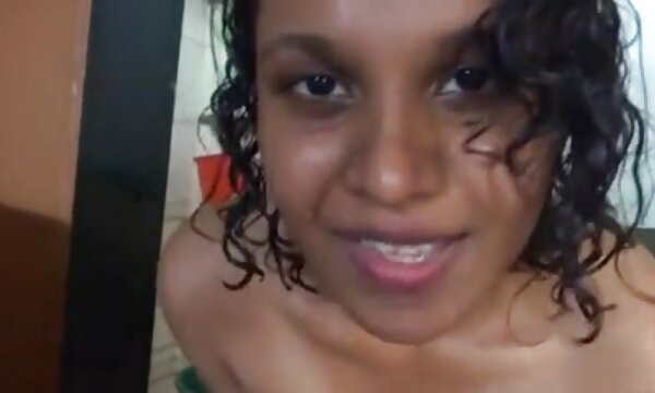 XXX MILF India seksi suka mempamerkan tubuh bogelnya untuk matang dengan sarikata.