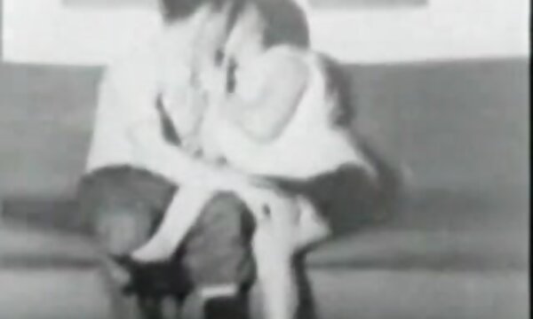 XXX Milf gemuk fucked oleh lelaki muda berpayudara besar matang jerking off vintaj berusia 50 tahun.