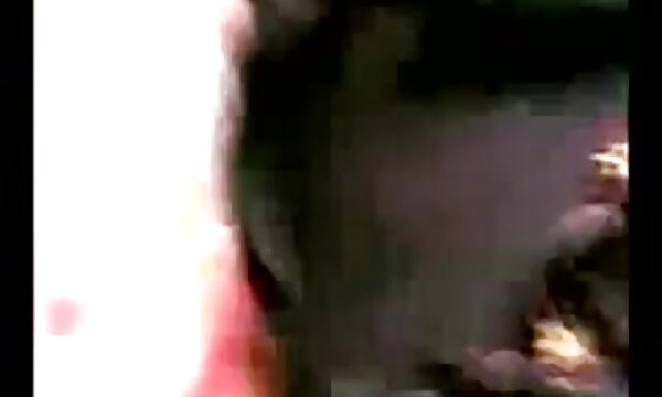 XXX Budak India cuba untuk berseronok dengan kekasihnya dengan menonton video percuma nenek meniduri makcik rahsia dengan tetek besar.